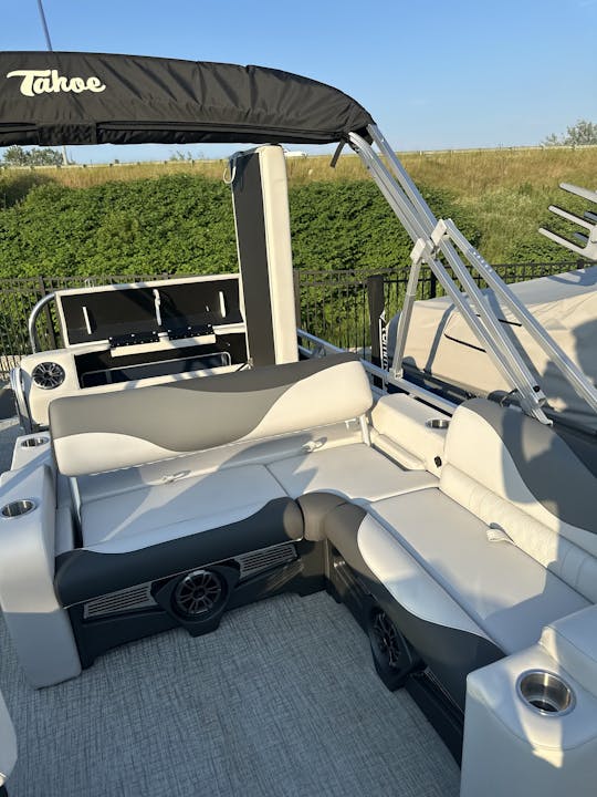 2024 Tahoe 23’ Tritoon on Lake Charlevoix | 200hp, bluetooth stereo, and Bimini