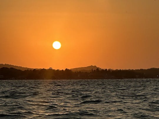 25フィートのモーターボートでのカルタヘナ湾のサンセットツアー