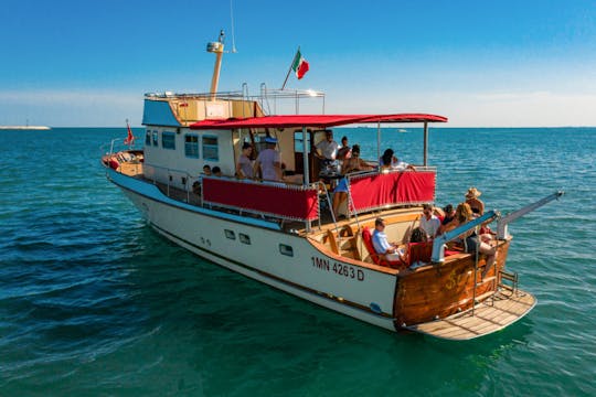 Yate clásico de caoba en Venecia, Italia