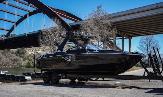 Louez un bateau de surf Centurion de 25 pieds sur le lac Georgetown