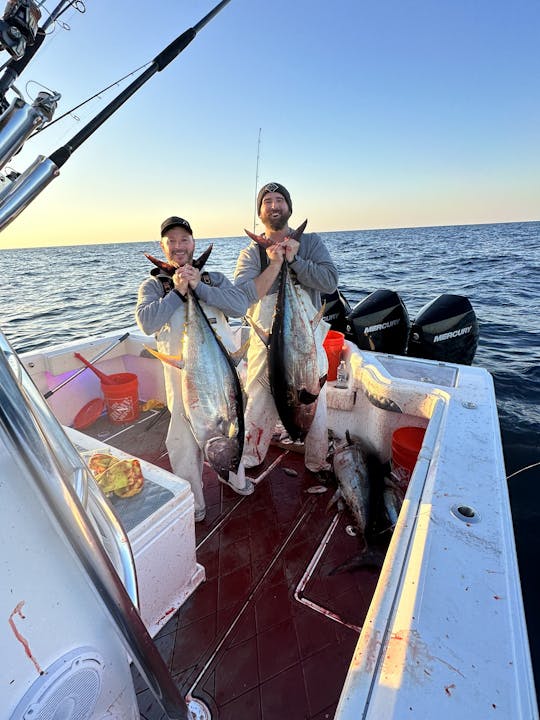 Charters de pesca deportiva para atunes, mahi, rayas, lubina y trematodos en alta mar o en alta mar