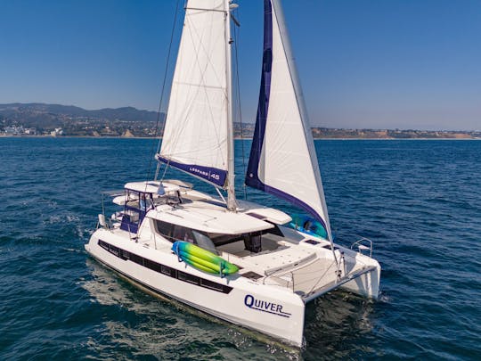 Bela frota de vela, catamarãs e veleiros mantidos profissionalmente