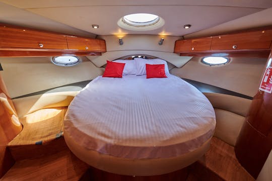¡Lujoso yate a motor de 48 pies en Dubai para fiestas! Cruceros al atardecer