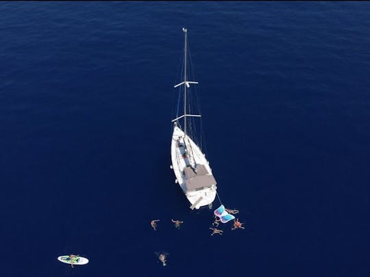 Diversión bajo el sol: recorrido de 2,5 horas en velero, inflables y natación por Barcelona