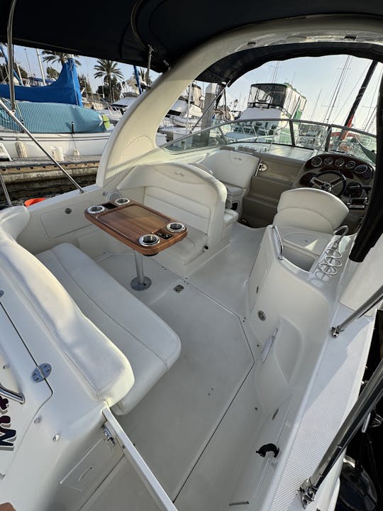 El lujoso Sea Ray Sundancer 280 de 2007, perfecto para 6 personas, estilo yate