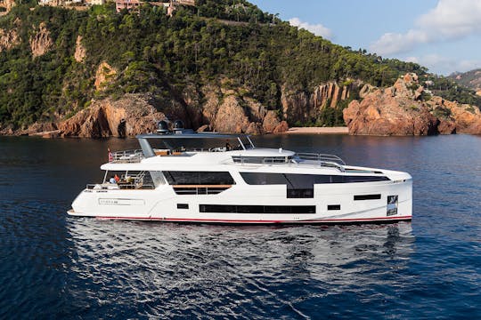 LUXURY 88' SIRENA YACHT CHARTER