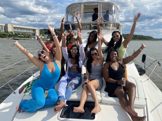 ¡Pinta, festeja y navega con nosotros! ¡Sube a bordo del Sea Ray de 45 pies 