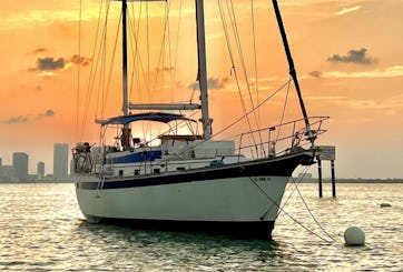 ¡TODAS LAS TARIFAS INCLUIDAS! Alquiler de velero Endeavor 43 desde Miami. 