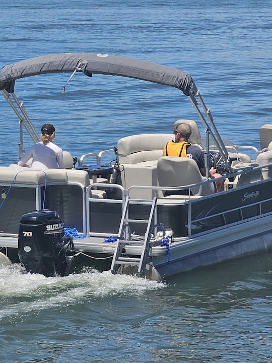 Plaisir estival sur un lac dans la ville reine avec le ponton Godfrey Sweetwater