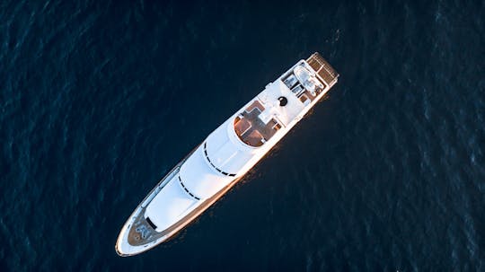 Un yacht de luxe très abordable ! Passez vos nuits et vos journées à vous faire dorloter dans le LUXE !