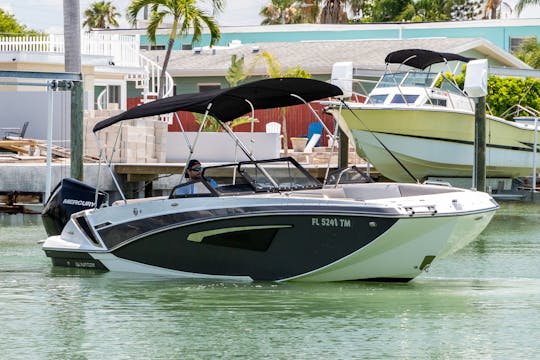 Glastron GTD 240 Deck Boat in Treasure Island FL 