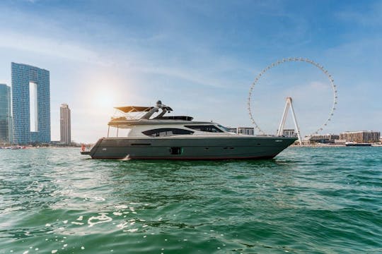 Croisière de luxe en yacht de 82 pieds à Dubaï, aux Émirats arabes unis.