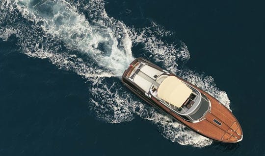 カンパニア州ソレントの44インチRiva Rivaramaモーターヨットレンタル