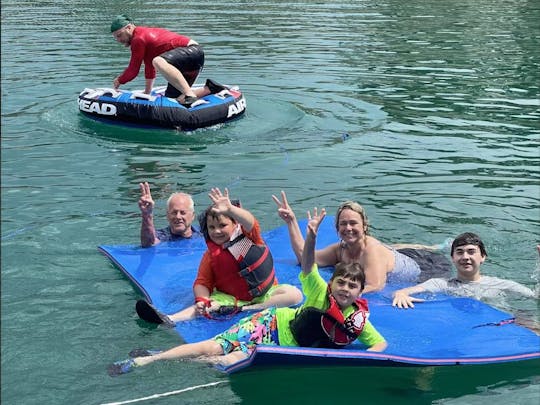 Amusez-vous en famille sur un tritoon à deux étages de 25 pieds avec toboggan - Canyon Lake