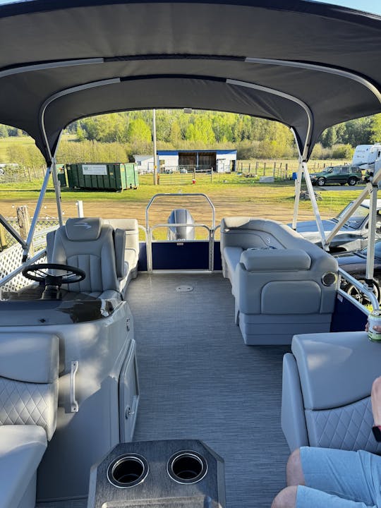 Bennington Pontoon para 10 pessoas em 2023