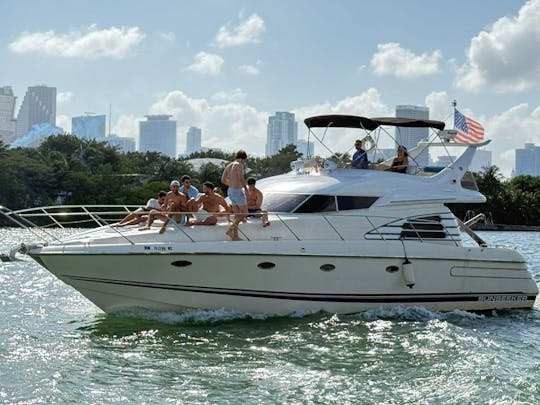 Profitez de Miami à bord du yacht à moteur Sunseeker Manhattan de 50 pieds !