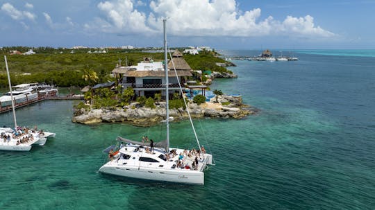Catamarán privado en Cancún: esnórquel, barra libre e Isla Mujeres