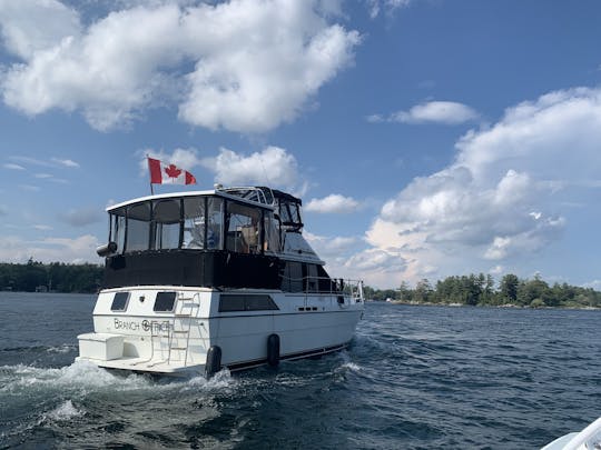 Yacht à moteur de 33 pieds pouvant accueillir jusqu'à 10 passagers (Brockville/Mille-Îles)