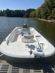 Viagem de pesca guiada com o capitão Wilder no barco Carolina Skiff de 20 pés