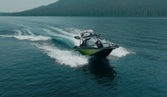 Axis A24 ウェイクサーフ/ウェイクボードレンタル (キャプテン付き、サーフレッスン込み)