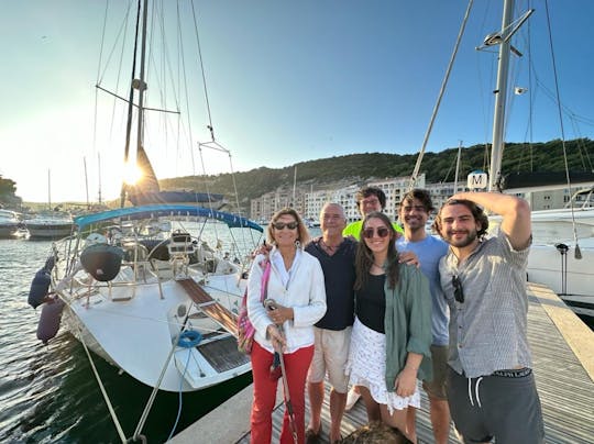 Elija nuestro recorrido en velero de 7 horas por Alghero con auténtica cocina sarda