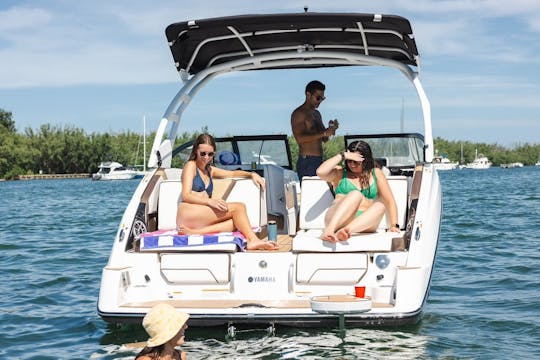 2023 Yamaha 252SE - Enjoy Miami's Coastline in Style!