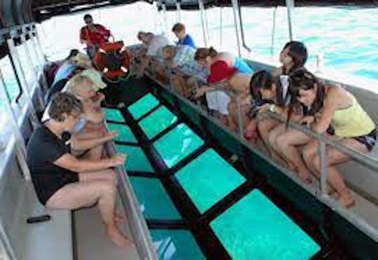Paseo en barco con fondo de cristal en Trincomalee