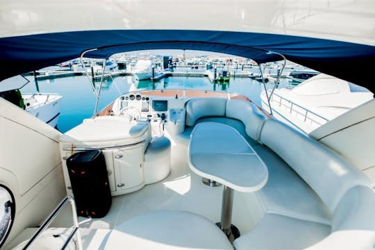 Yate Azimut de alquiler asequible | 50 pies | Capacidad para 15 personas en Dubái, Emiratos Árabes Unidos