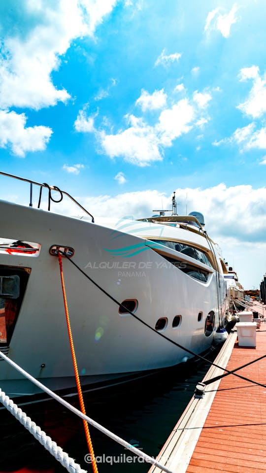 Ligne personnalisée Ferretti 100 pour 20 personnes a taboga