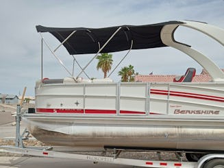 Navegue por este Berkshire Tritoon de 24 polegadas na cidade de Lake Havasu!