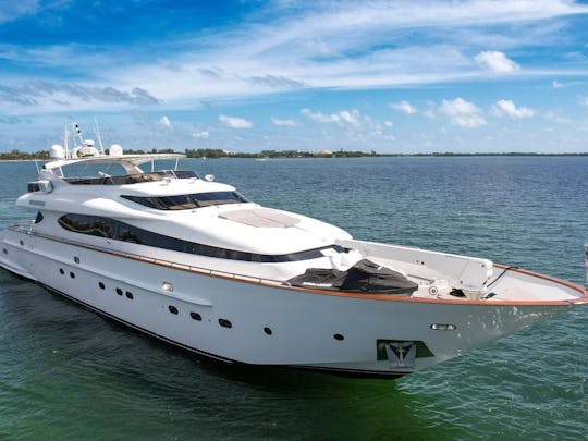 Cruise Miami onboard 110ft Maiora Mega Yacht with JACUZZI!