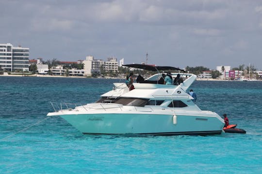 Yate privado de 46 pies en Cancún con capacidad para 15 personas