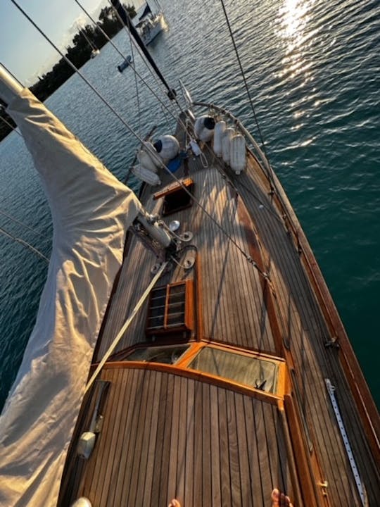 Sunset drinks, barbecue & turquoise waters – Yacht with skipper