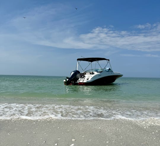 “Dedos arenosos, nariz beijado pelo sol” espera por você em seu Captain 28' Bowrider 