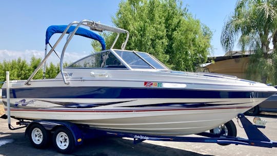 Bateau familial spacieux à proue ouverte de 22 pieds pour Bass Lake, en Californie (2 jours minimum)