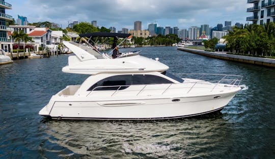 Confortável flybridge Meridian 45 