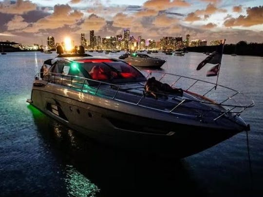 Desfrute de Miami com o luxuoso iate Atlantis de 64 pés! Uma hora grátis de segunda a quinta.