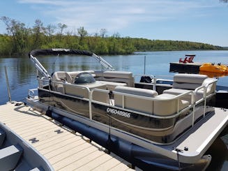 Pontón Montego Bay de 40 hp y 18 pies en el río Otonabee y el lago Rice