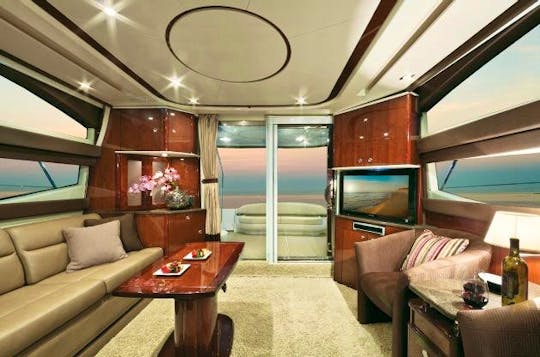 Gorgeous Luxury Yacht Cruiser