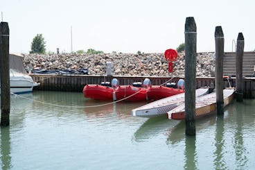Discover the Lagoon with the unmistakable 40 CV “Little Red Boats” without a license!