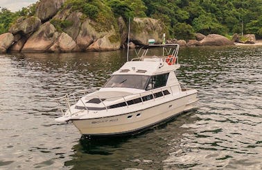 36ft Xfactor Oceanic Motor Yacht Rental in Rio de Janeiro, Brazil