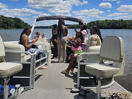 Plaisir estival sur un lac dans la ville reine avec le ponton Godfrey Sweetwater