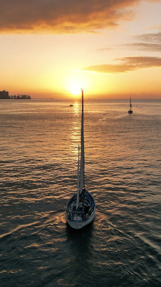 Navegando no crepúsculo: o encanto do pôr do sol de Lisboa a bordo