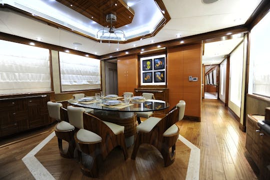 101ft Majesty Power Mega Yacht With Jacuzzi In Dubai
