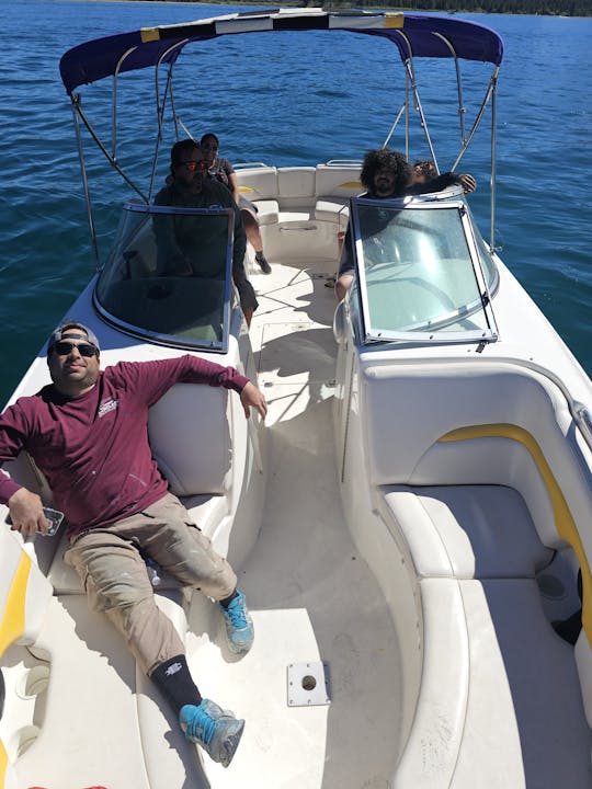 Bote de chaparral de 26 pies (hasta 12 personas) en el lago Tahoe