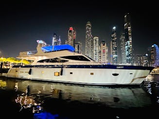 Iate Azimut de luxo de 90 pés com piscina para 70 convidados na Marina de Dubai 