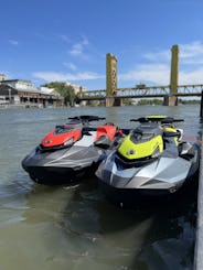 Dois Jet skis Seadoo 2022 com sistema de som no Lago Folsom