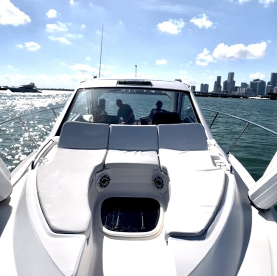 Notre Sea Ray Sundancer de 35 pieds 2018 est le bateau idéal pour profiter d'une journée !