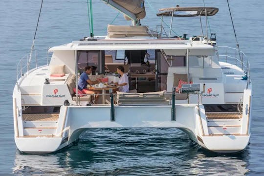 Discover Belize in a unique way: embark on our luxury catamaran, Gingembre