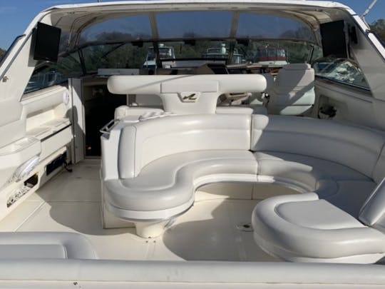 Aproveite o sol com a família ou amigos em um SeaRay Sundancer de 58 pés